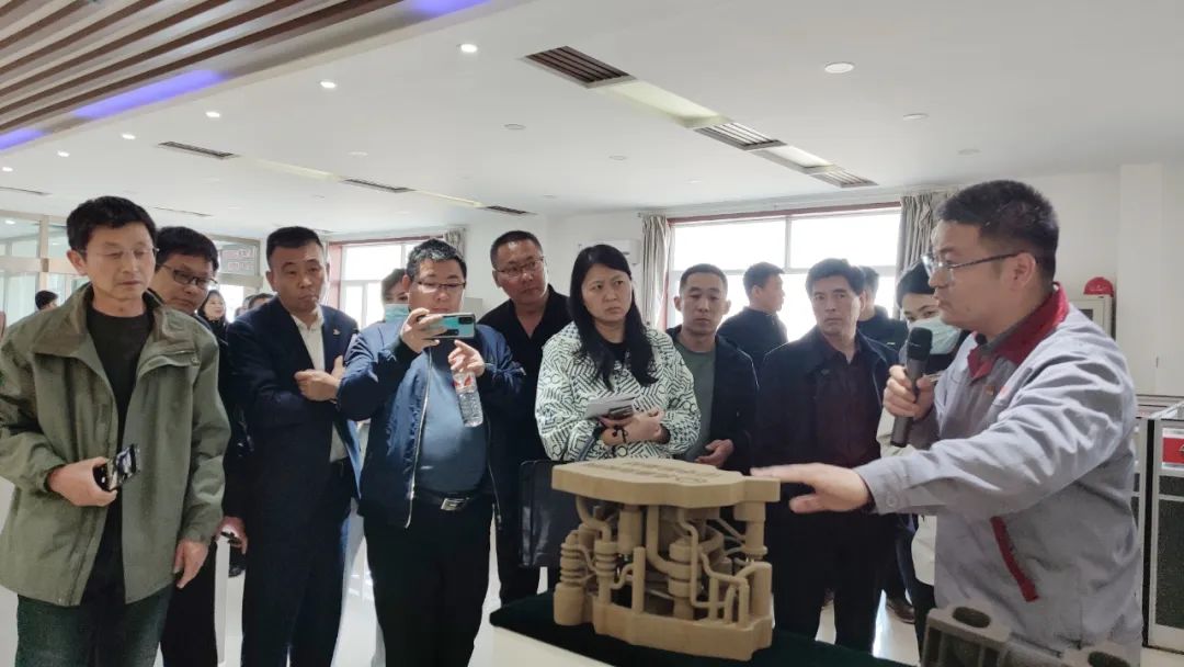 全市各縣（市、區(qū)）總工會、綜合產(chǎn)業(yè)工會、市直機關(guān)工會負責(zé)人及全市企業(yè)創(chuàng)新工作室?guī)ь^人來北雁新材料觀摩。